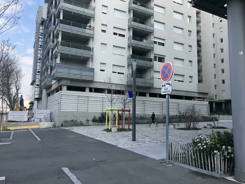 LOCAL NEUF EN RDC de 223 m² A LOUER - JOLIETTE 13003