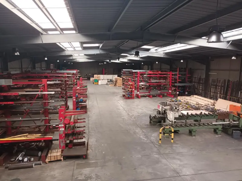 Beau local d'activités - Emplacement prime. Beau local d'activités - Emplacement prime.