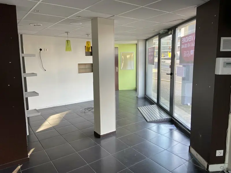 A LOUER LOCAL COMMERCIAL RDC BLAGNAC D'ENVIRON 100 M² 