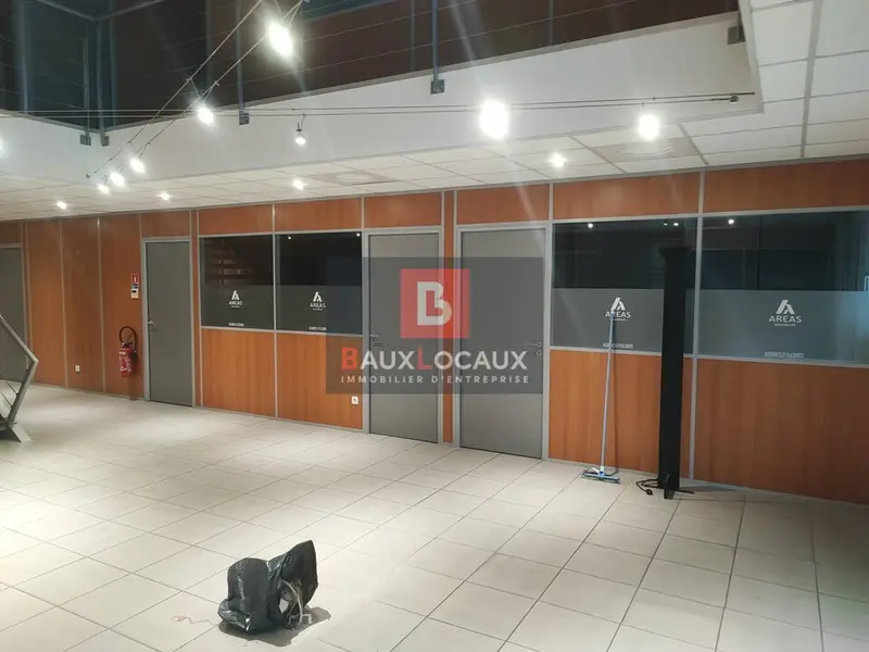 BUREAUX EQUIPES DE 27 m² AU RDC D'UN BATIMENT TERTIAIRE