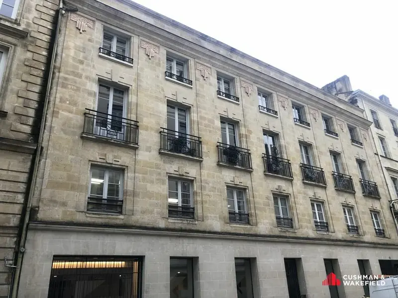 À louer  Local professionnel de caractère proche Quinconces