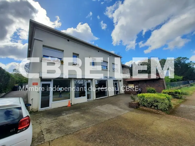 A louer Local commercial  104m² Grand-Couronne