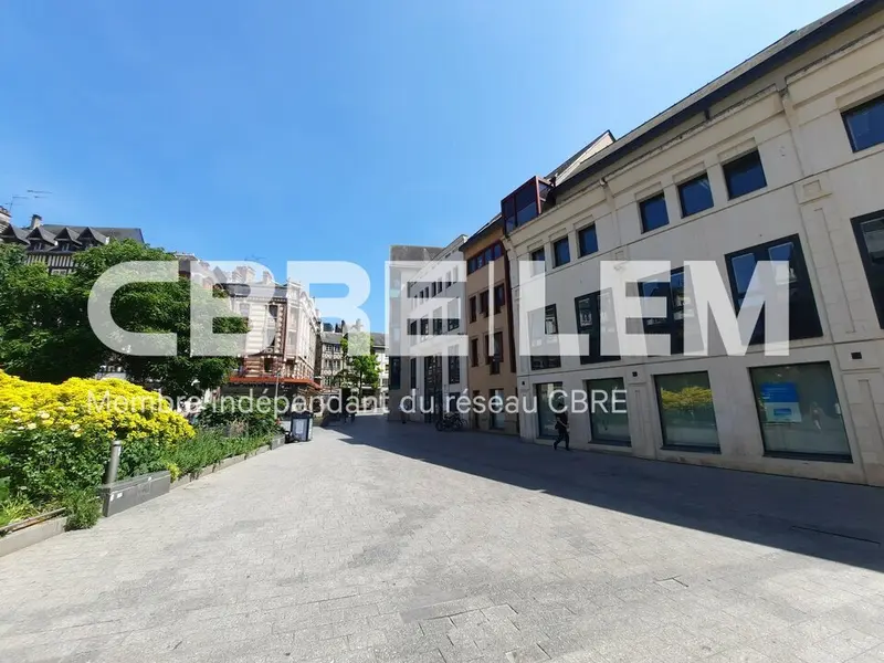 BUREAUX + PARKINGS EN CUR DE VILLE HISTORIQUE. 