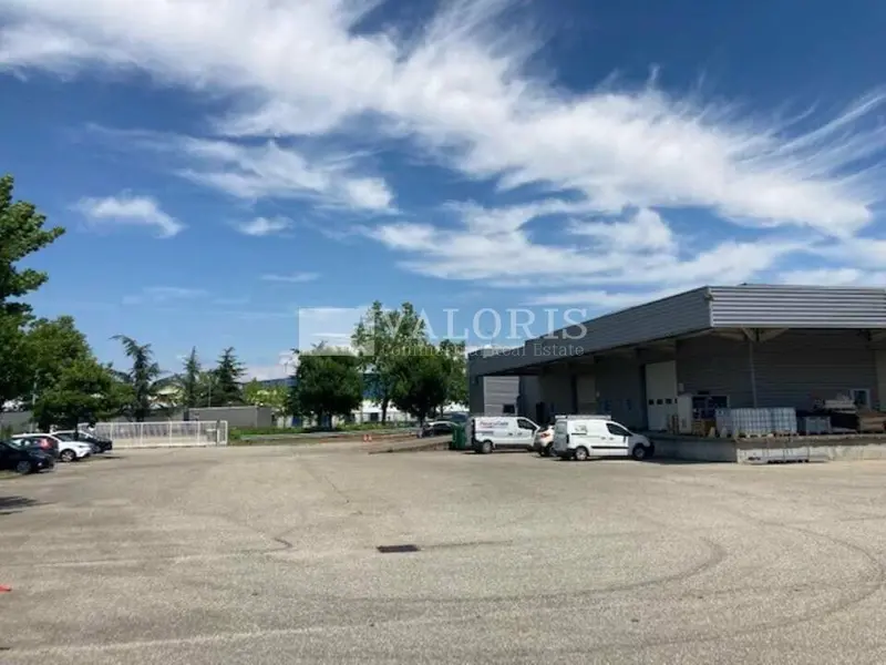 A louer Locaux d'activité 1602m² Saint-Quentin-Fallavier