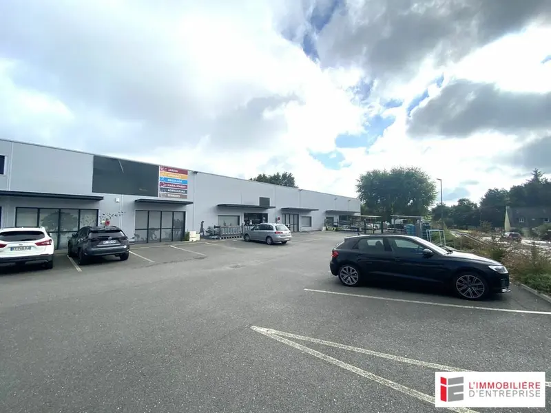 CELLULE COMMERCIALE 1 000 M² SAINT GILLES