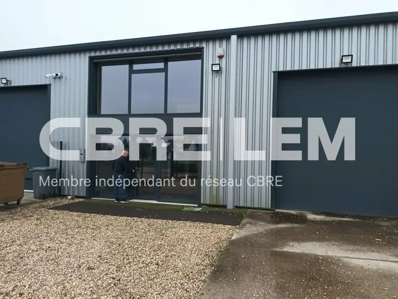 Bureaux ou local commercial en R+1 avec parking clos.