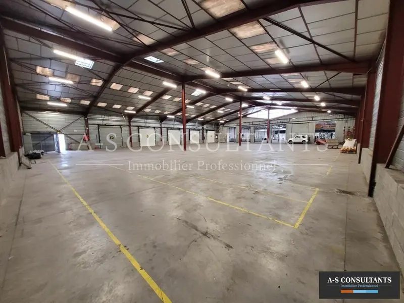 A louer Entrepôt 2250m² Saint-Priest