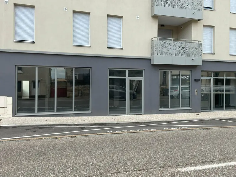 A louer Local commercial  179m² Saint-Bonnet-de-Mure