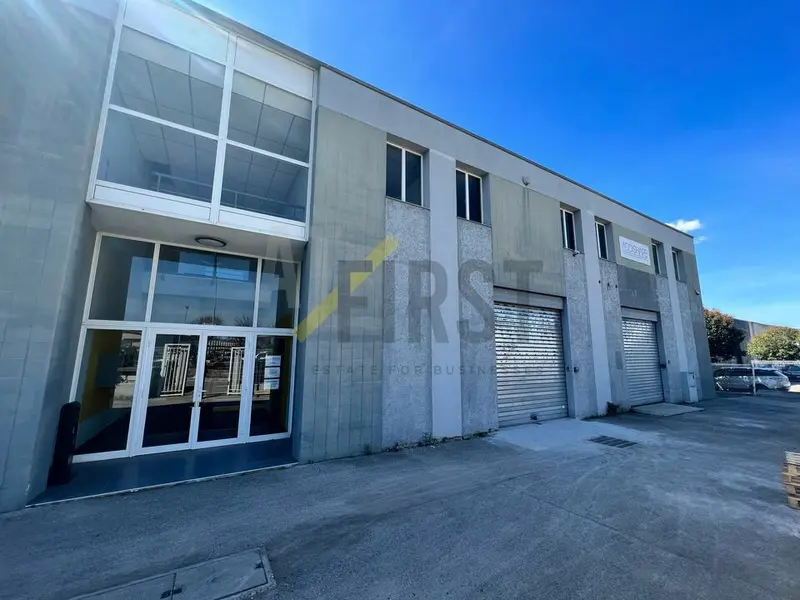 À LOUER  BUREAUX 70 m²  ACCÈS IMMÉDIAT A8  PARKINGS INCLUS