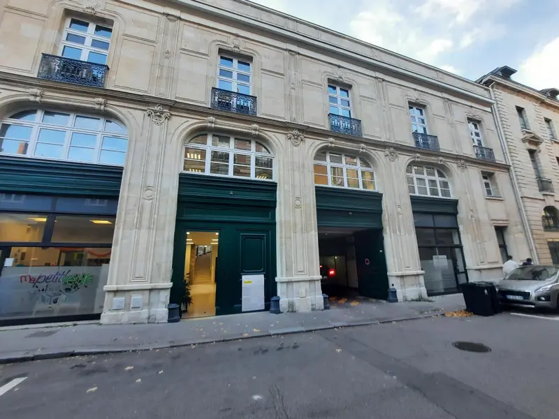 Cur de ville - ascenseur & parking.