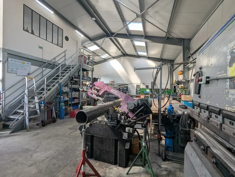 A louer une cellule d'activité de 240m² 