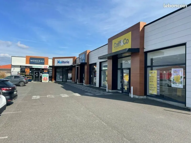 LOCAL COMMERCIAL A LOUER D'ENVIRON 170M² A BEAUZELLE