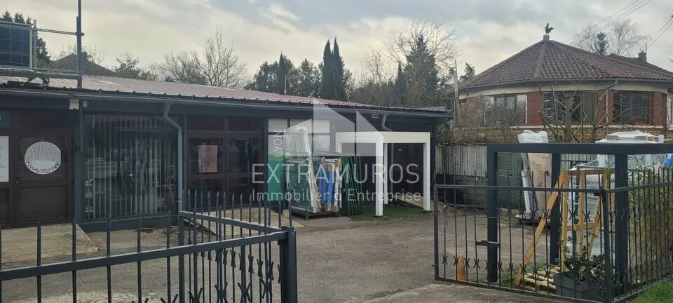 Location local commercial 68 m² avec bureau climatisé et stockage