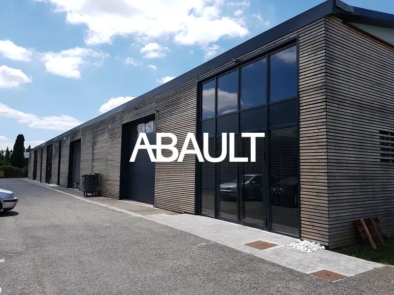 A LOUER ZONE THIBAUD LOCAL D'ACTIVITES D'UNE SURFACE D'ENVIRON 210 M² 