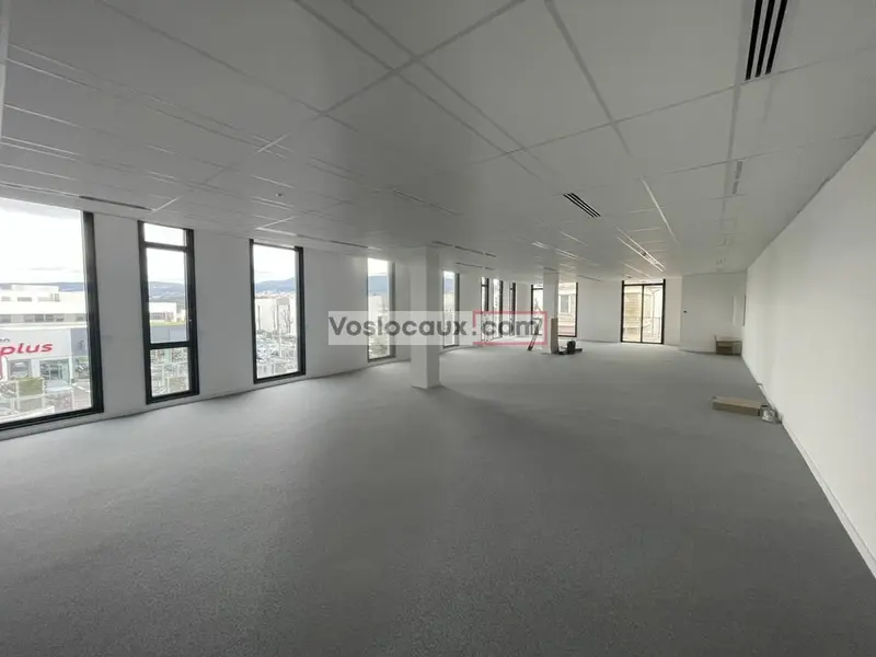 À louer : Bureaux de 170 m² avec terrasse et accès facile à Mougins
