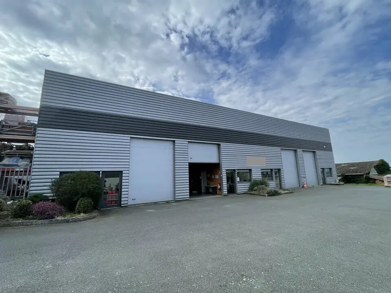 À LOUER  CELLULE D'ACTIVITÉS DE 200 M²  BASSENS (33) À LOUER  CELLULE D'ACTIVITÉS DE 200 M²  BASSENS (33)
