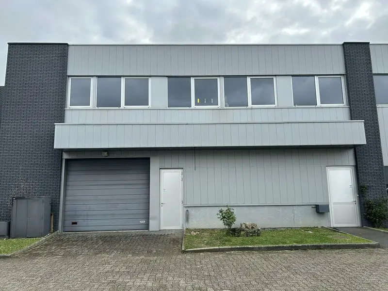 Local mixte d'activité de 431 m² 