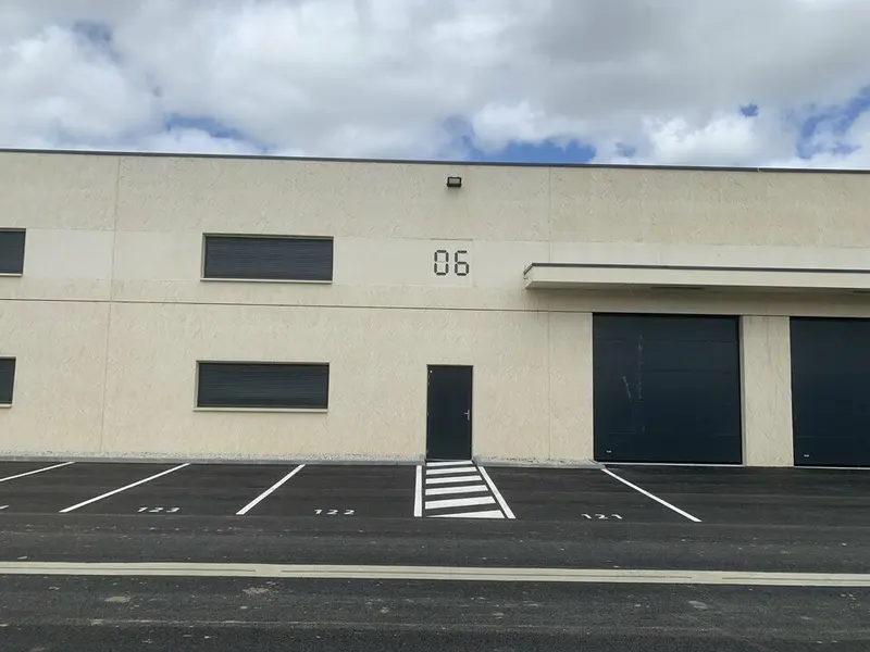 Cellule d'activité neuve de 225m² 