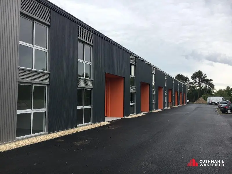 Cellule d'activité aménagée de 300 m² 