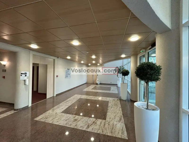A location : Bureaux de 400 m² à SOPHIA ANTIPOLIS - LES BOUILLIDES
