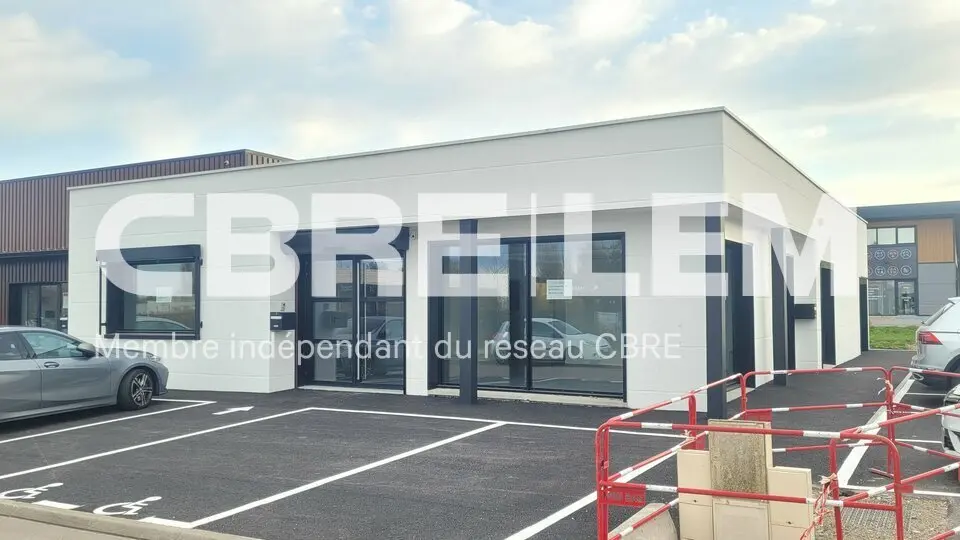 LOCAUX RENOVES RECEMMENT - DEUX LOTS POUVANT ETRE REGROUPES.