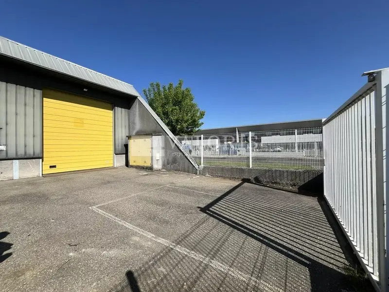 A louer Locaux d'activité 340m² Vaulx-en-Velin