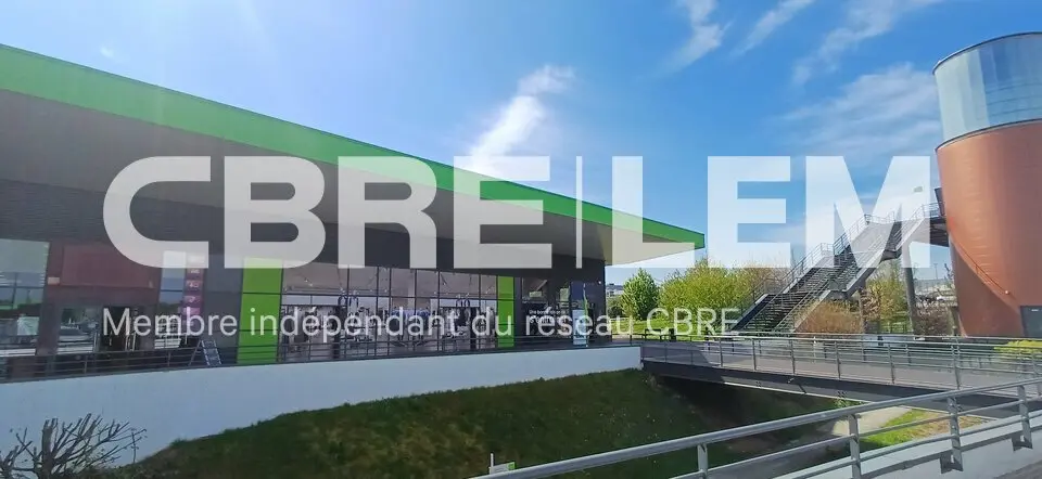 Très beau local commercial au sein d'un retail park.