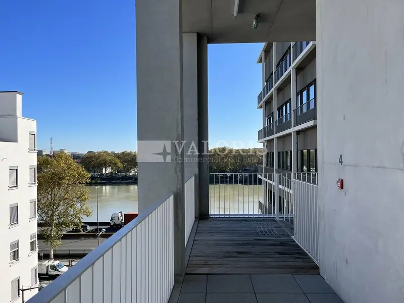 Au coeur du quartier d'affaires Lyon Confluence, actif indépendant.