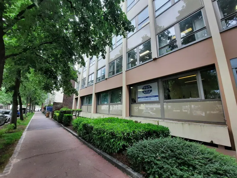 INVESTISSEMENT - QUARTIER ST SEVER - RDC - ACCESSIBLE PMR - PARKINGS. 