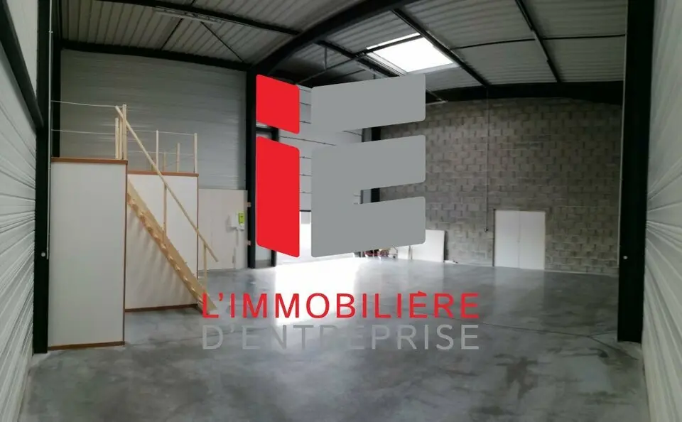 À LOUER  ENTREPÔT AVEC BUREAU  126 m² (VILLAGE-ENTREPRISE)
