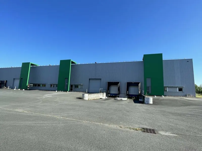 À LOUER  ENTREPÔT AVEC QUAIS  BLANQUEFORT (33290)
