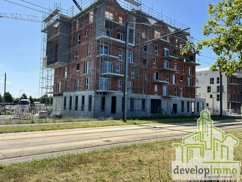 LOCAL COMMERCIAL BRUT DE BETON 94 m²