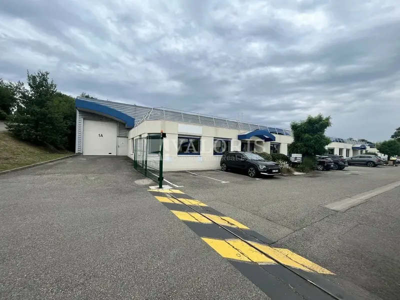 A louer Locaux d'activité 1443m² Saint-Genis-Laval