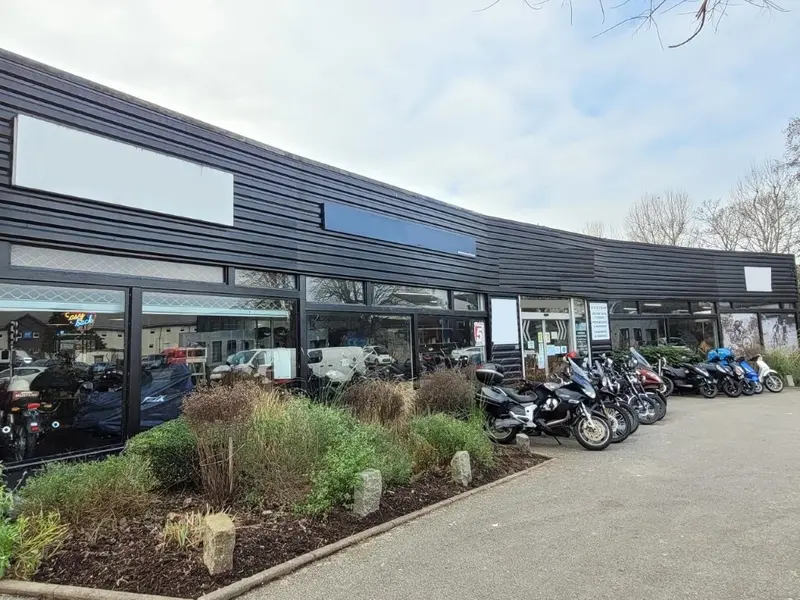 LOCAL COMMERCIAL SITUE SUR UN AXE TRES PASSANT ET GRAND CARREFOUR.
