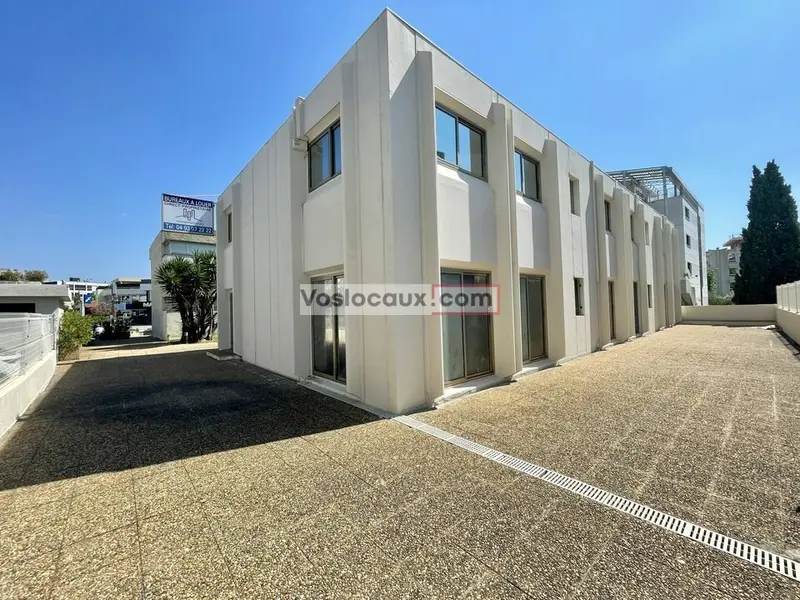 À louer  Local commercial/bureaux de 960 m² à Saint-Laurent-du-Var À louer  Local commercial/bureaux de 960 m² à Saint-Laurent-du-Var