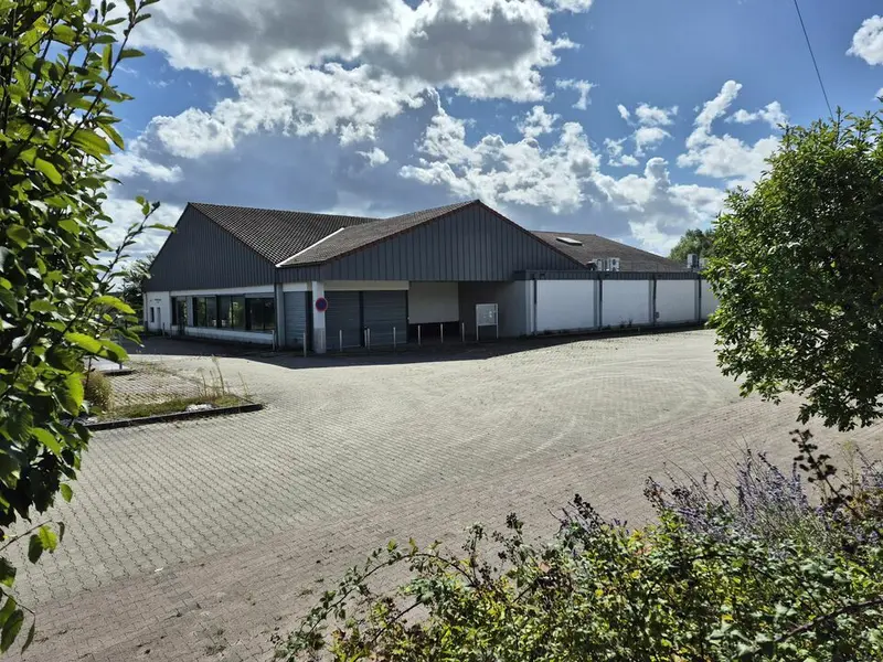 A  louer local d'activité d'environ 1050m²  A  louer local d'activité d'environ 1050m²