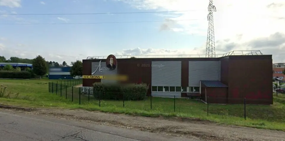 A louer local commercial d'environ 750m² idéalement situé! A louer local commercial d'environ 750m² idéalement situé!