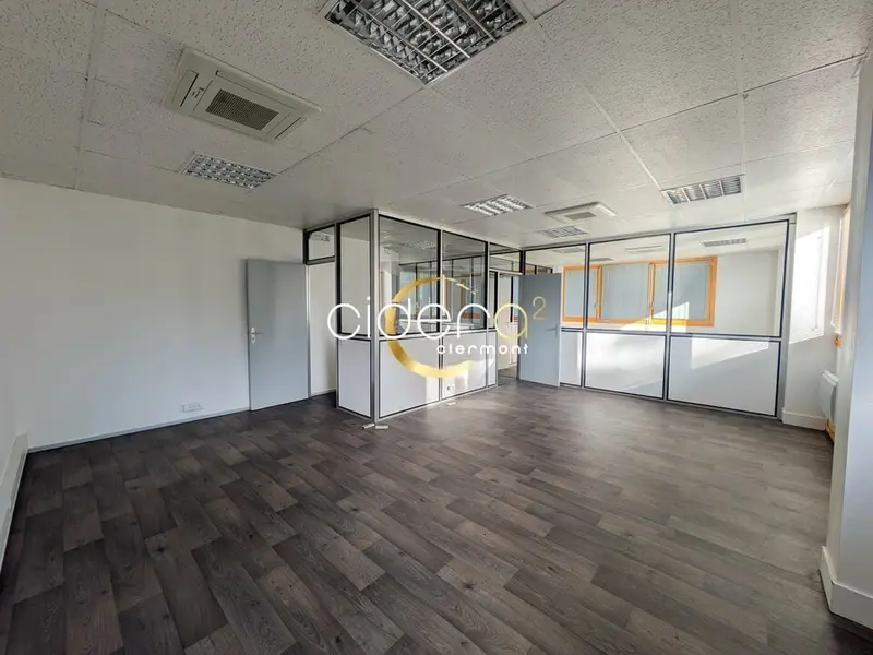 A louer bureaux 82m² RDC - secteur La Pardieu A louer bureaux 82m² RDC - secteur La Pardieu