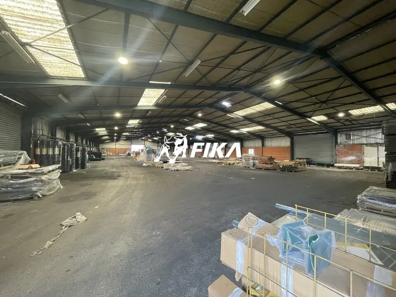 A LOUER LOCAL D'ACTIVITE 2 500 m² - (31120) PORTET SUR GARONNE A LOUER LOCAL D'ACTIVITE 2 500 m² - (31120) PORTET SUR GARONNE