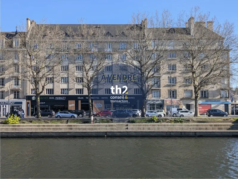 À VENDRE - PLATEAU DE BUREAUX À VENDRE - PLATEAU DE BUREAUX