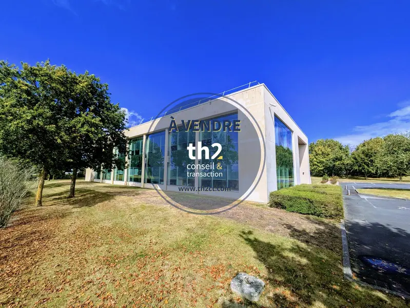IMMEUBLE DE BUREAUX INDÉPENDANT IMMEUBLE DE BUREAUX INDÉPENDANT