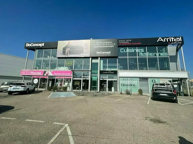 A louer Local commercial  200m² Saint-Priest A louer Local commercial  200m² Saint-Priest