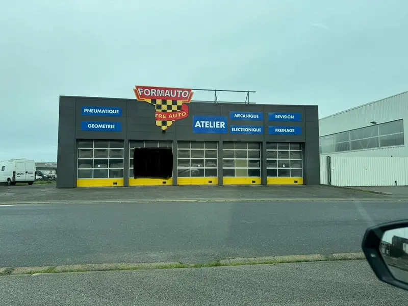 A VENDRE - SAINT POL DE LEON - LOCAL COMMERCIAL 500M 2 A VENDRE - SAINT POL DE LEON - LOCAL COMMERCIAL 500M 2