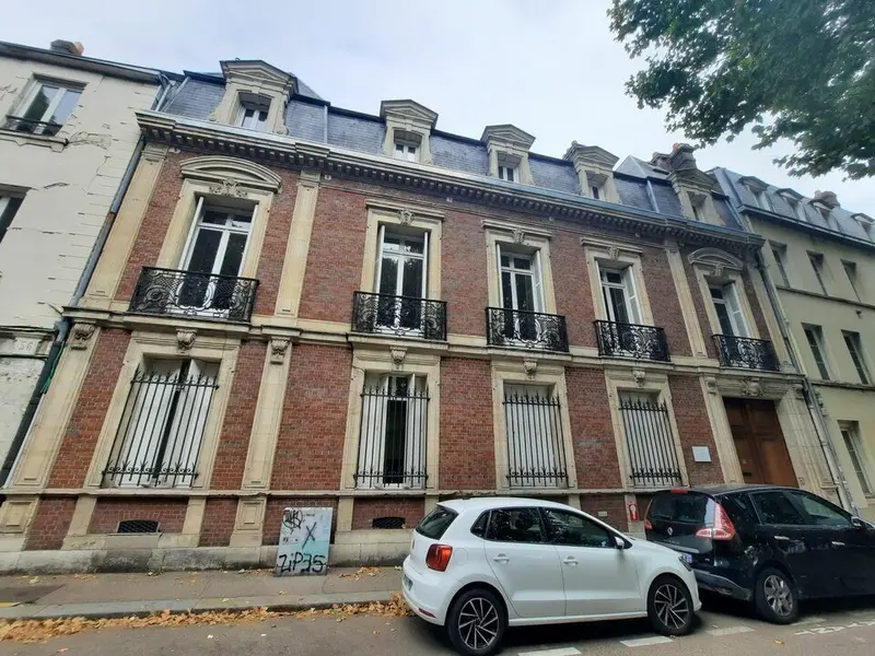 Bureaux + parkings - Proche Gare SNCF. Bureaux + parkings - Proche Gare SNCF.