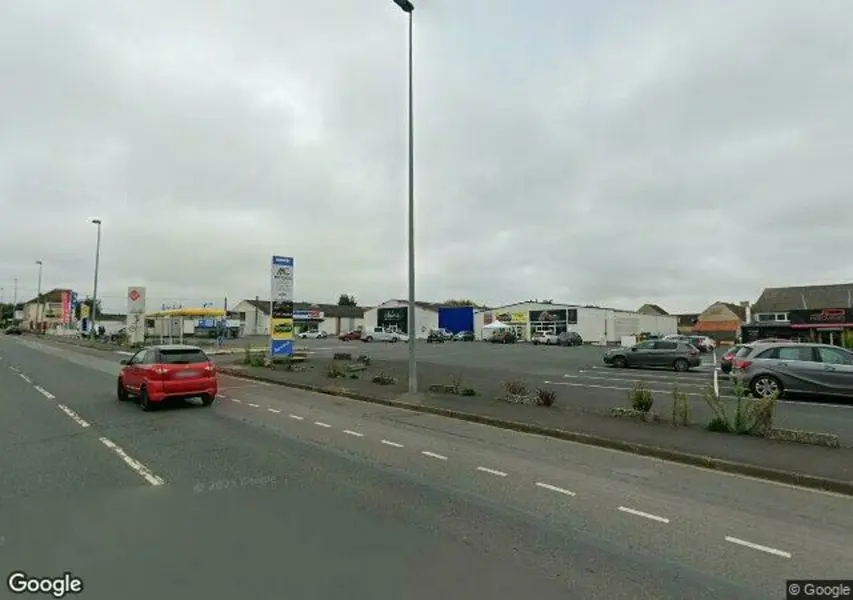 LOCAL COMMERCIAL 320 m² avec parking  LOCAL COMMERCIAL 320 m² avec parking