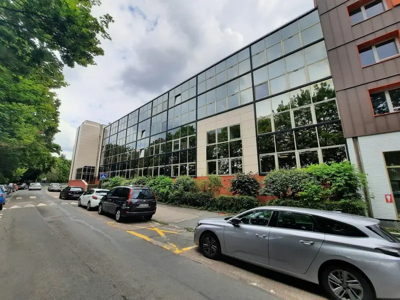 Proche Place Saint Marc - Très bon état - Parkings. Proche Place Saint Marc - Très bon état - Parkings.