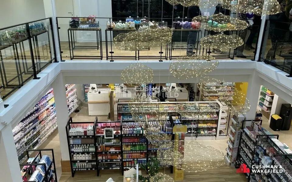 À louer  Cellule commerciale de 900 m²  Secteur Bordeaux Lac À louer  Cellule commerciale de 900 m²  Secteur Bordeaux Lac