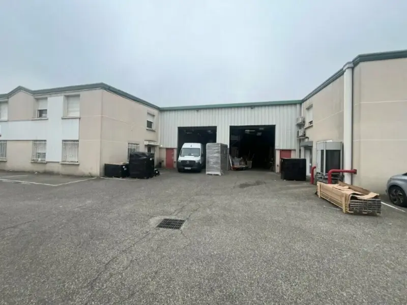 A louer Locaux d'activité 848m² Chassieu A louer Locaux d'activité 848m² Chassieu