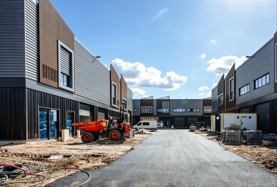 LOCAUX D'ACTIVITE AVEC BUREAUX A VENDRE LOCAUX D'ACTIVITE AVEC BUREAUX A VENDRE