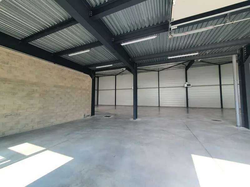 LOCAUX D'ACTIVITES DISPONIBLES A L'ACHAT LOCAUX D'ACTIVITES DISPONIBLES A L'ACHAT